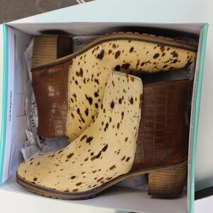 Diba Kam Den Booties with box